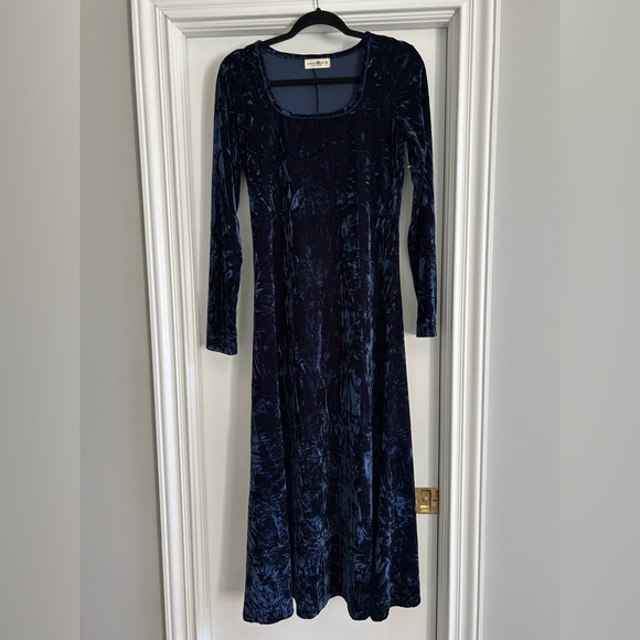 NATURAL LIFE Crushed Velvet Long Sleeve Dress in Deep Blue - Picture 1 of 8
